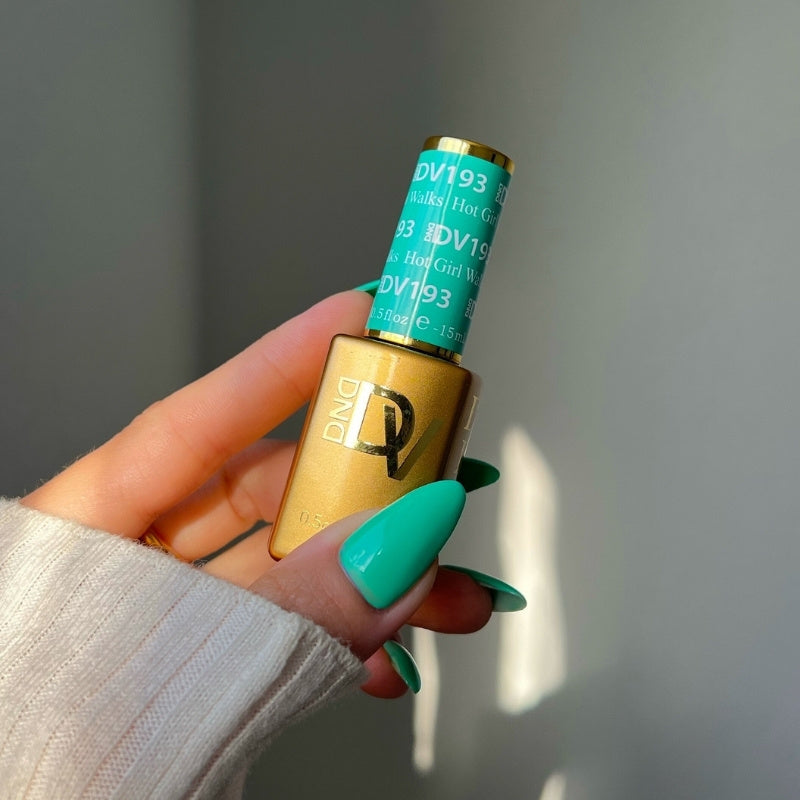 DIVA #193 Hot Girl Walks